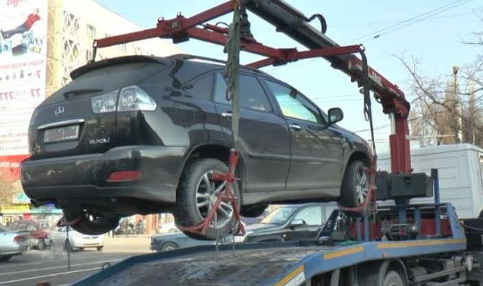 эвакуация авто, автомобиль, автомобиль увезли на штрафстоянку, эвакуатор, эвакуация автомобиля с вывернутыми колесами