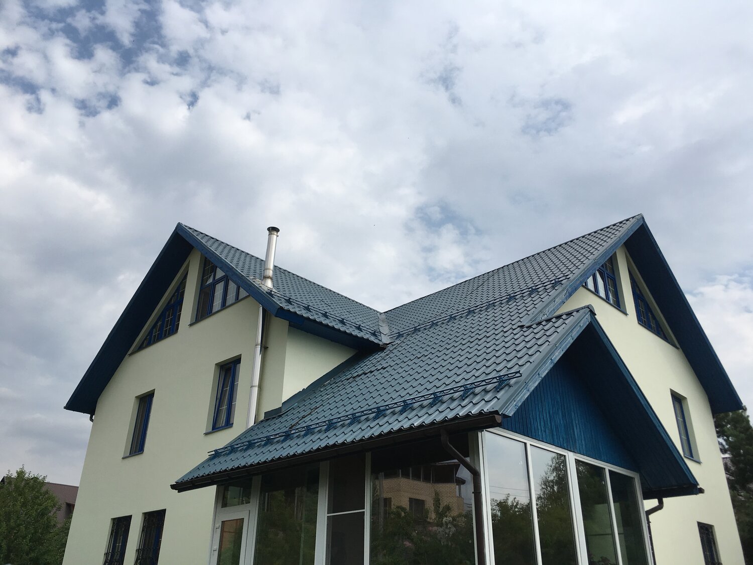 металлочерепица серая, коттедж, металлочерепица, металлочерепица ral 9005, дом