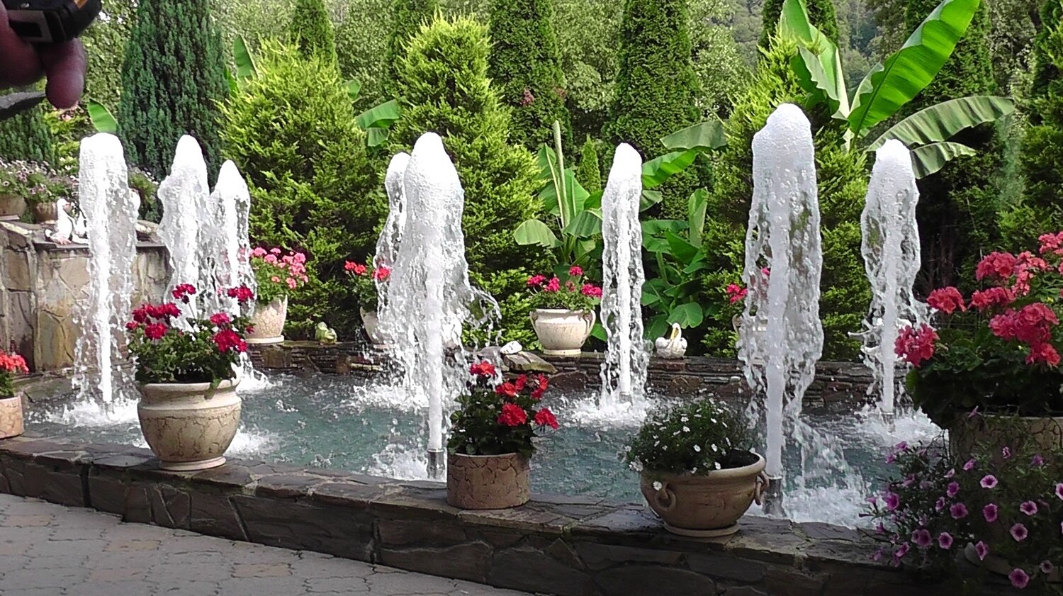 фонтан с пенными струями, фонтан, фонтан саидок, гейзер фонтан в саду, фонтан легкий