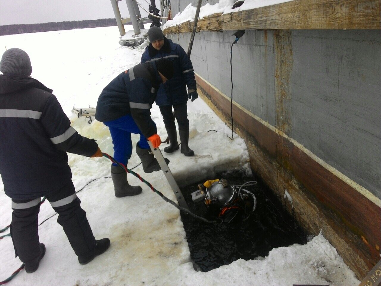водолазная аварийно-спасательная служба, водолазные работы, спасатели, водолаз зимой, газоспасательные работы