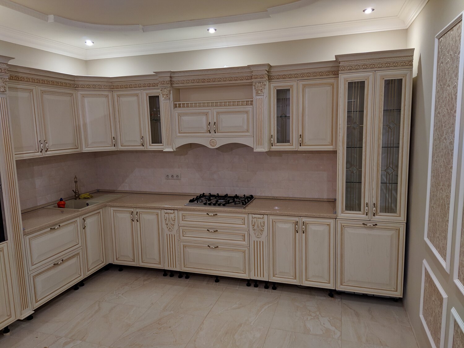 кухня патриция мебельснаб угловая, стиль кухни классика пвх в патине, кухонный гарнитур, киргу кухонные мебели угловые, кухня белладжио киргу угловая