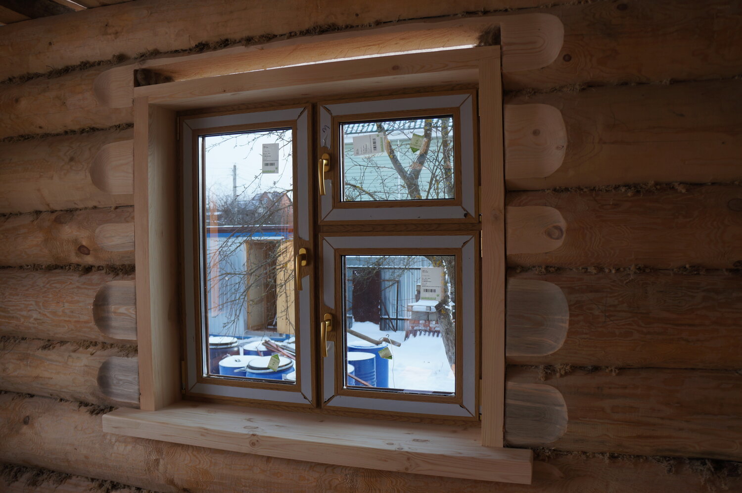 Пластиковые окна в деревянный дом своими руками: установка, окосячка и отделка