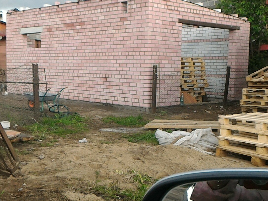 постройка гаража в гаражном кооперативе, кирпичная кладка гаража, гараж из плит перекрытия, строительство, пристройка гаража к дому из пеноблоков