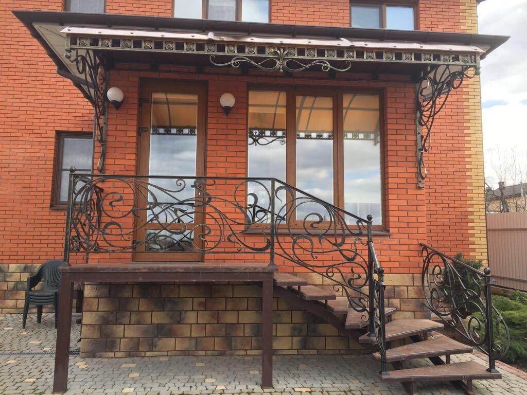 крыльцо, крыльцо кованое с перилами и козырьком, кованые перила на крыльцо с кирпичными колоннами, крыльцо для частного дома из металла, перила для входной группы