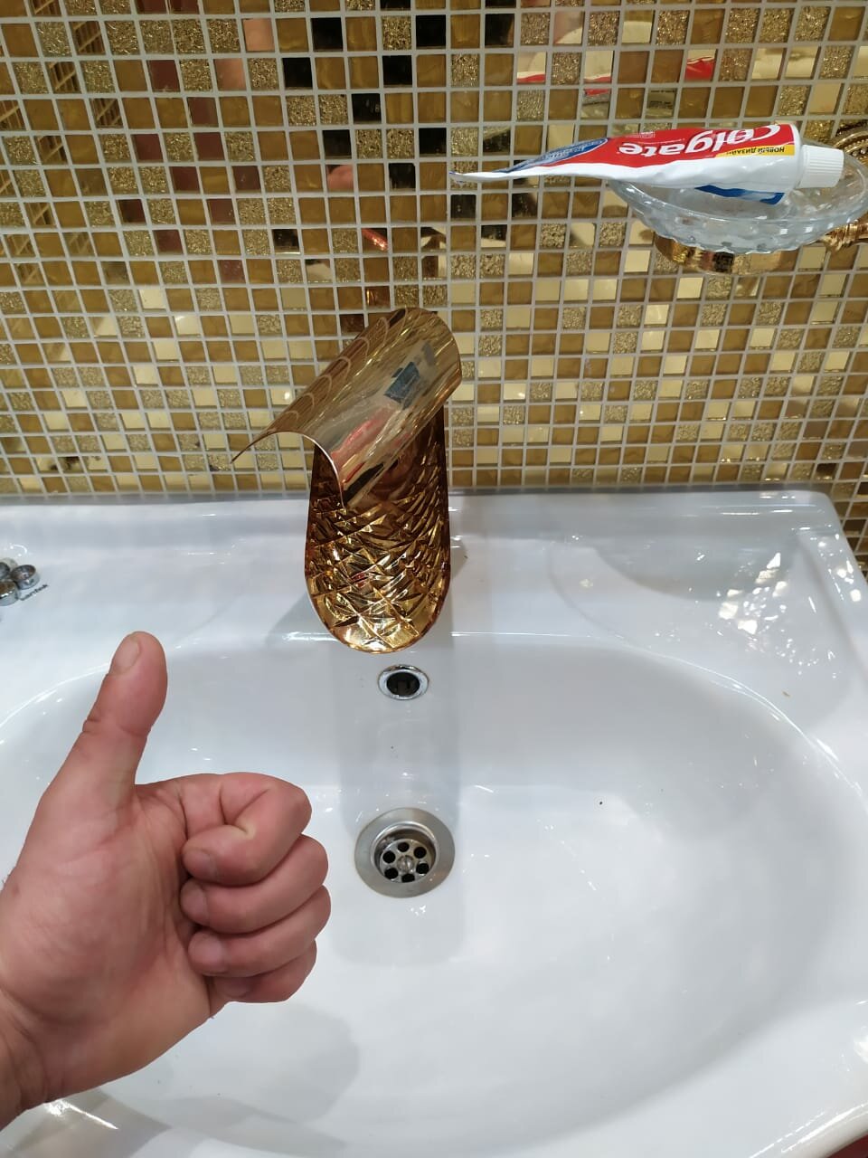 раковина, угловая керамическая раковина для ванной, умывальник, раковина в которой ржавая вода, смеситель