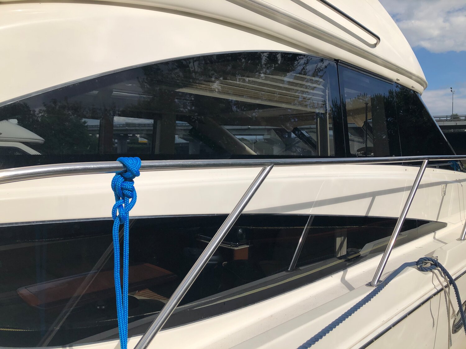 яхта, яхта mcy 105, рейлинги яхт на задней части флайбриджа, яхты fairline targa 40, катера