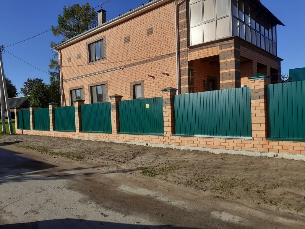 забор из профлиста, зелёный забор из профнастила со столбами из кирпича, забор, кирпичный поселок астрахань, забор из профнастила