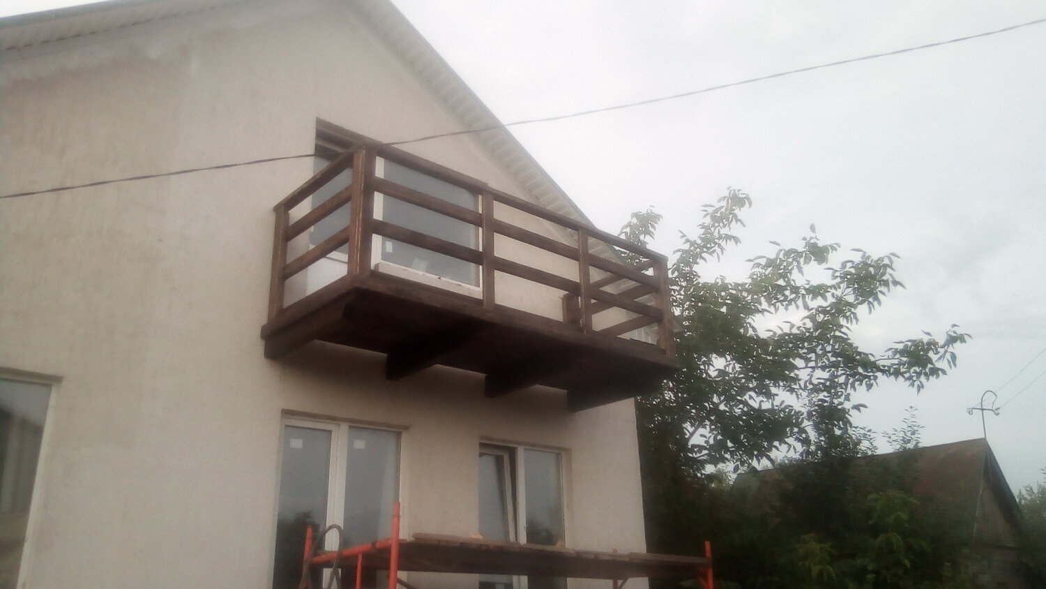 комбинированное ограждение балкона, ограждение балкона из дерева, ограждение балкона, деревянное ограждение балкона, деревянные перила для балкона