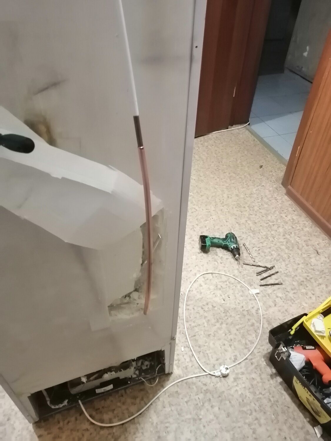 сломанный холодильник, холодильник, монтаж, разбитый холодильник, бытовая техника