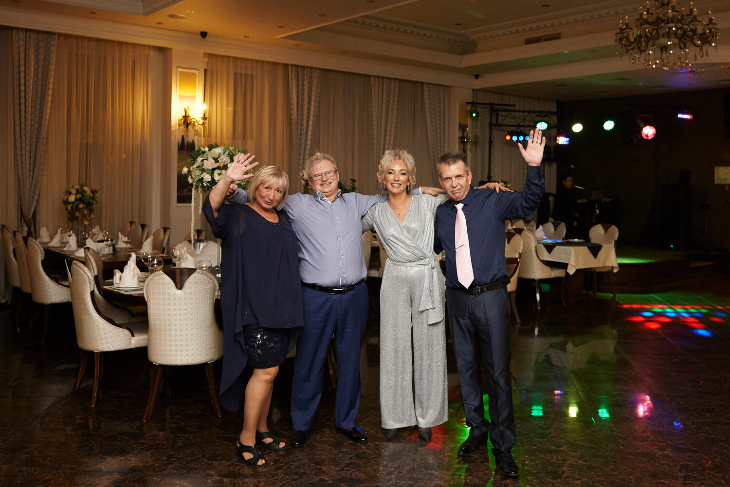 на свадьбе, свадебный банкет, услуги тамады на свадьбу, человек, ведущий на юбилей