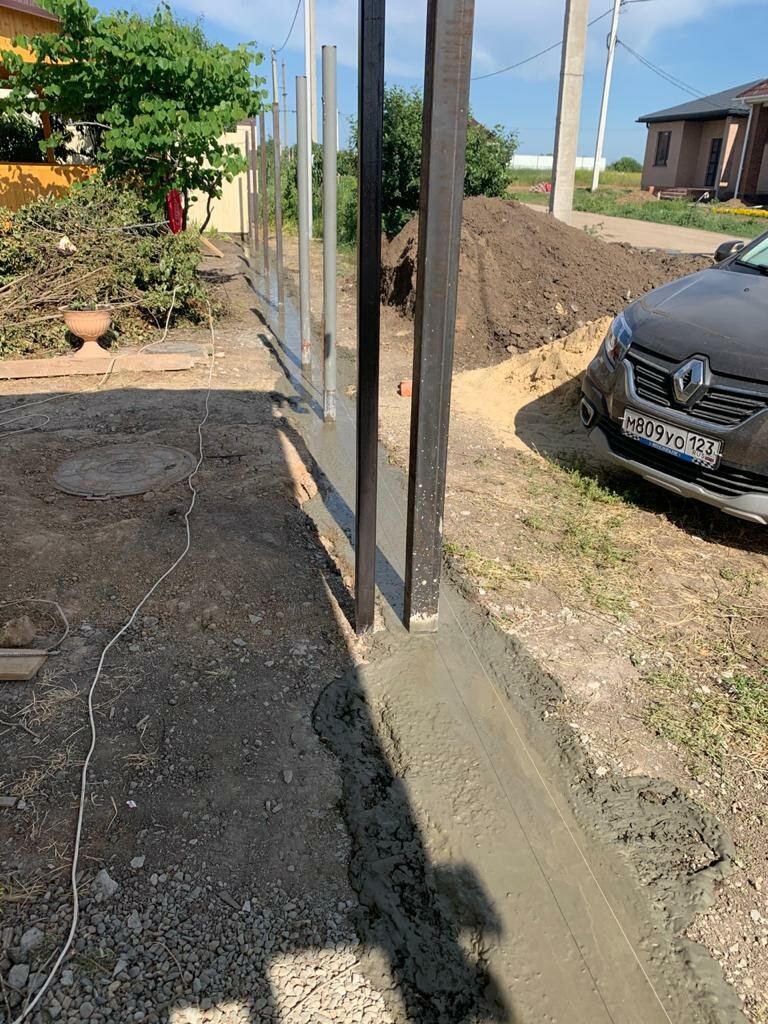 старые столбы для нового забора, бетонное основание для столба, столбы под забор 3700 м, забор, столбов