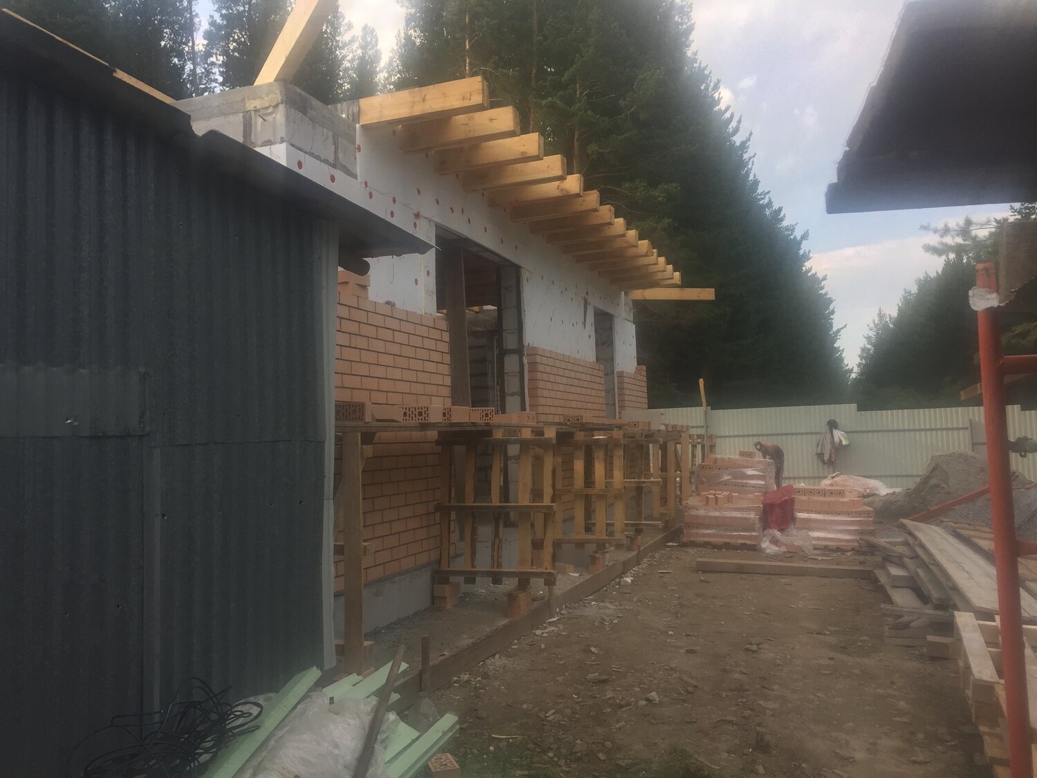 дом, разноуровневая крыша на газобетонном доме, консольный навес к дому, крыша шале своими руками, коттедж