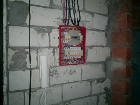 электрощиток в доме из газобетона, электромонтаж, электромонтажные работы, под щиток электрический штроба, электрика в однушке