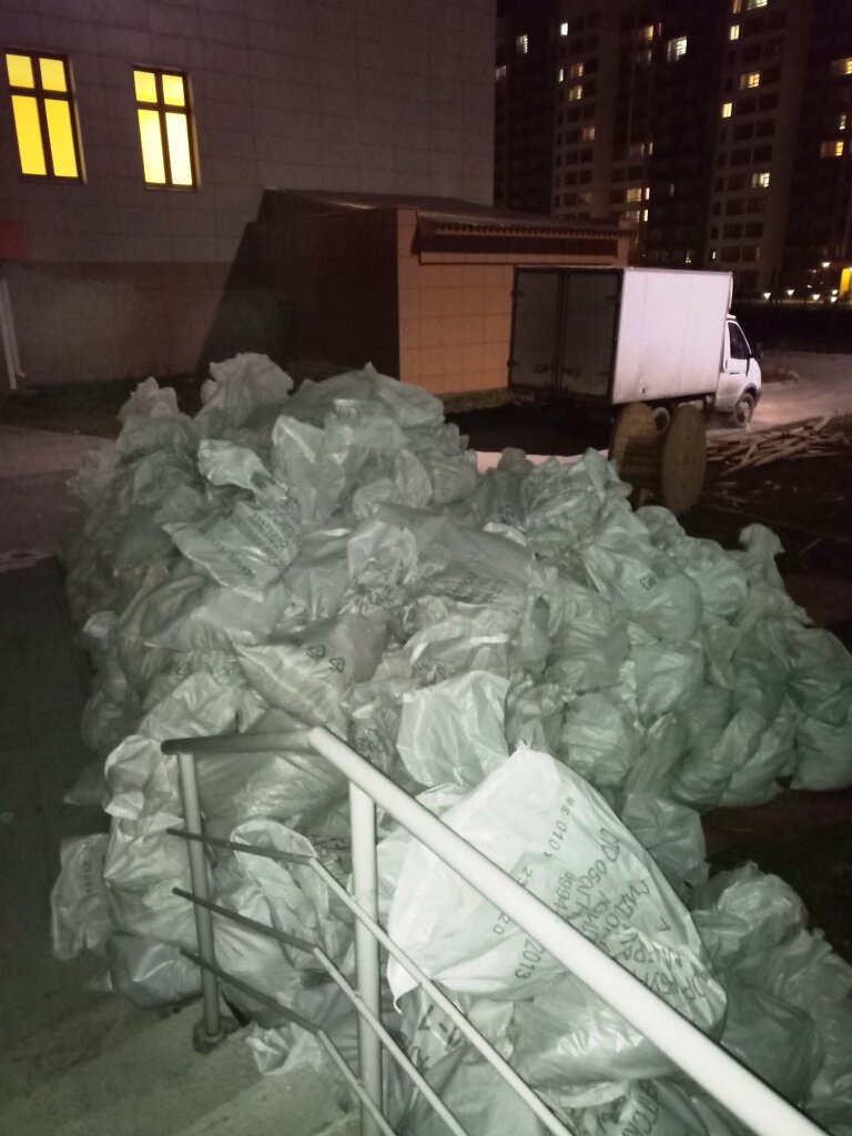 строительный мусор, мусор, бумажные отходы, строительный мусор на контейнерной площадке, строительный мусор блоки