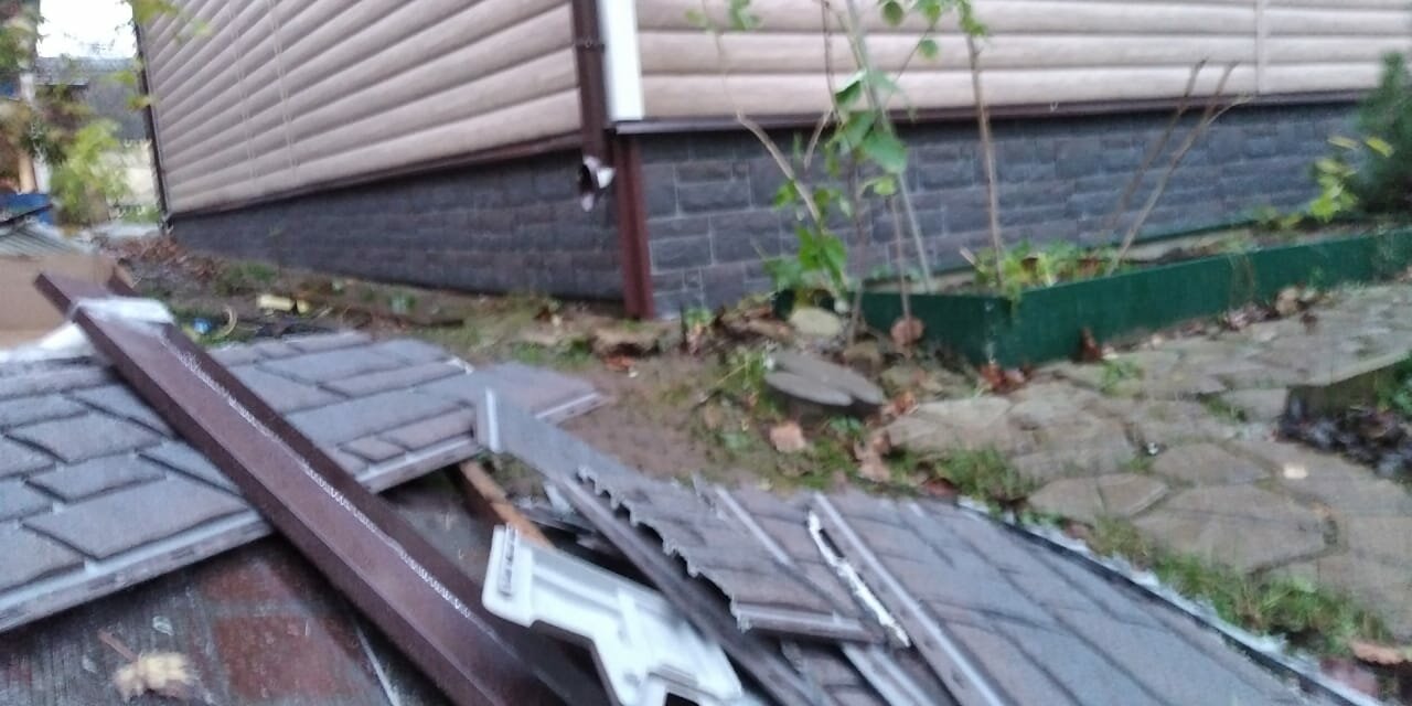 упавшие заборы из профнастила, забор из профлиста, забор из профнастила, заборы строительные, дачная