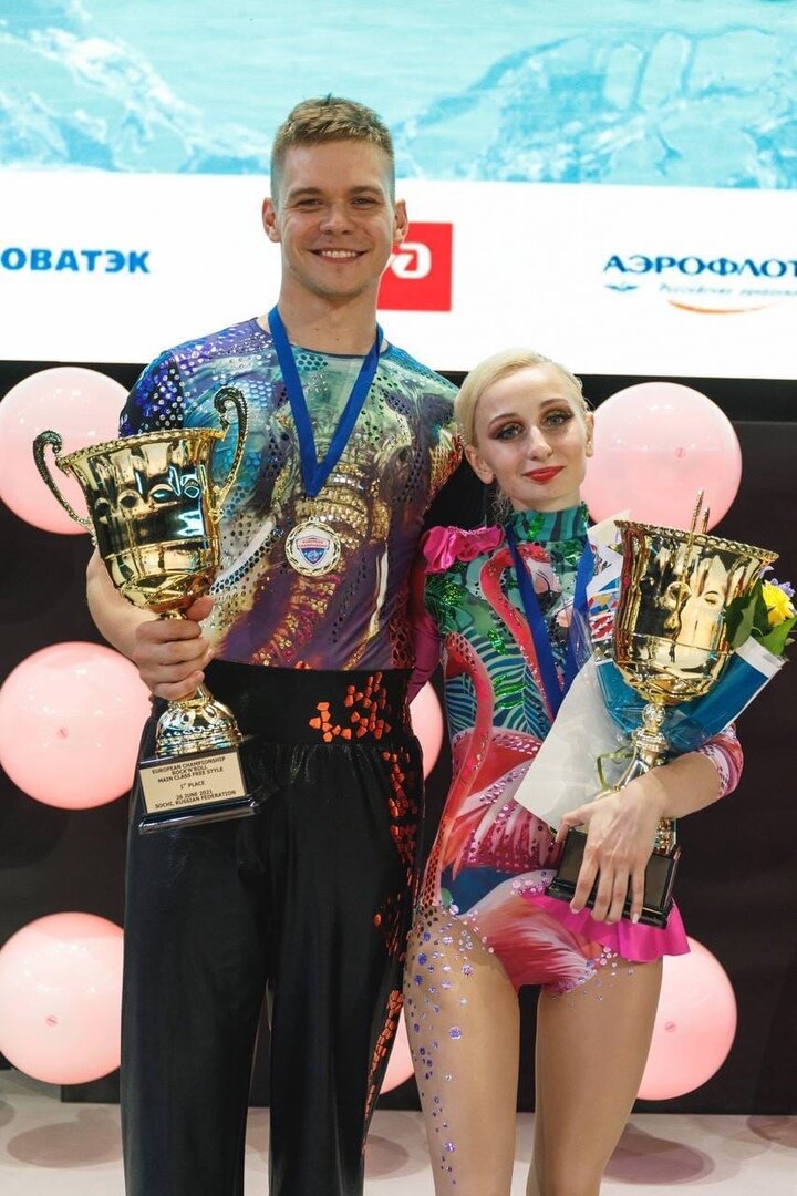 Занятия акробатическим рок-н-роллом с тренером