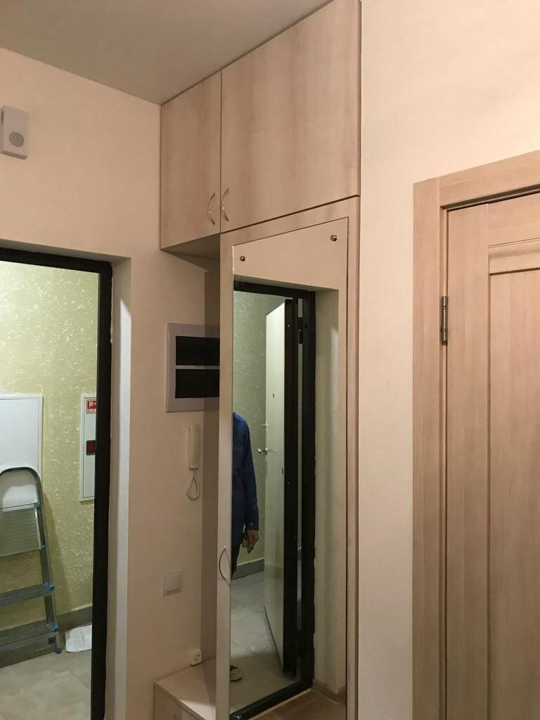 встроенный шкаф в прихожей брежневки, квартира, шкаф купе, шкаф с антресолью для дома п44 двушка, двери купе