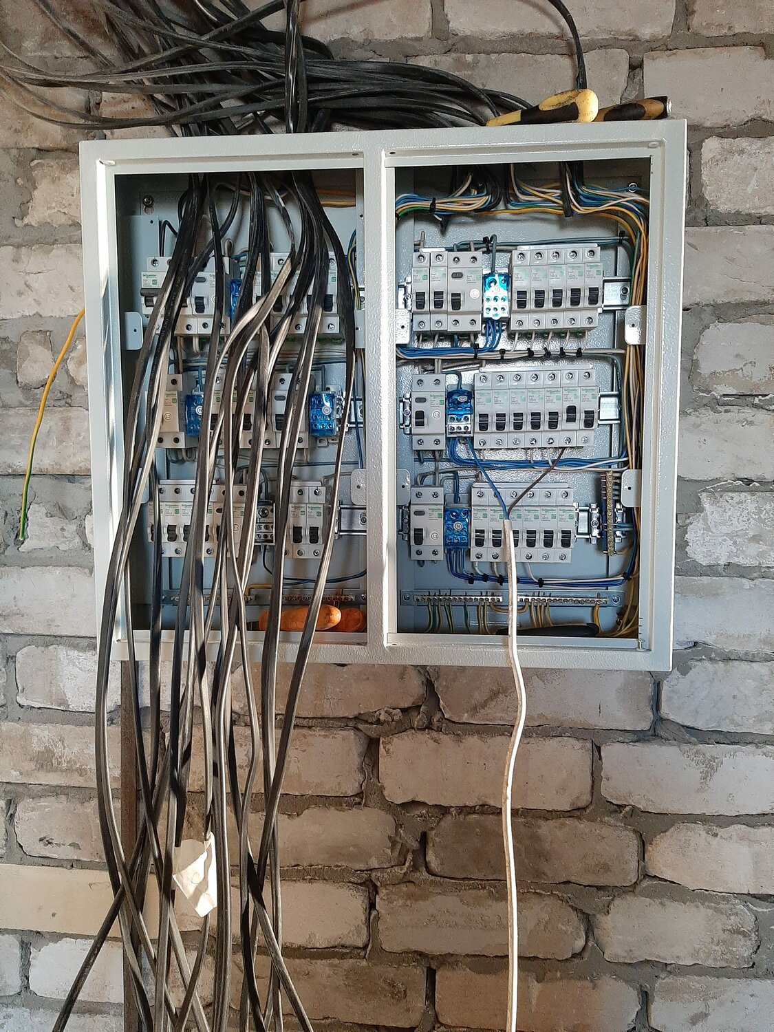 щит электропроводки в частном доме, расключка этажного щита, расключенный квартирный щит, электромонтаж, черновой электромонтаж щитка