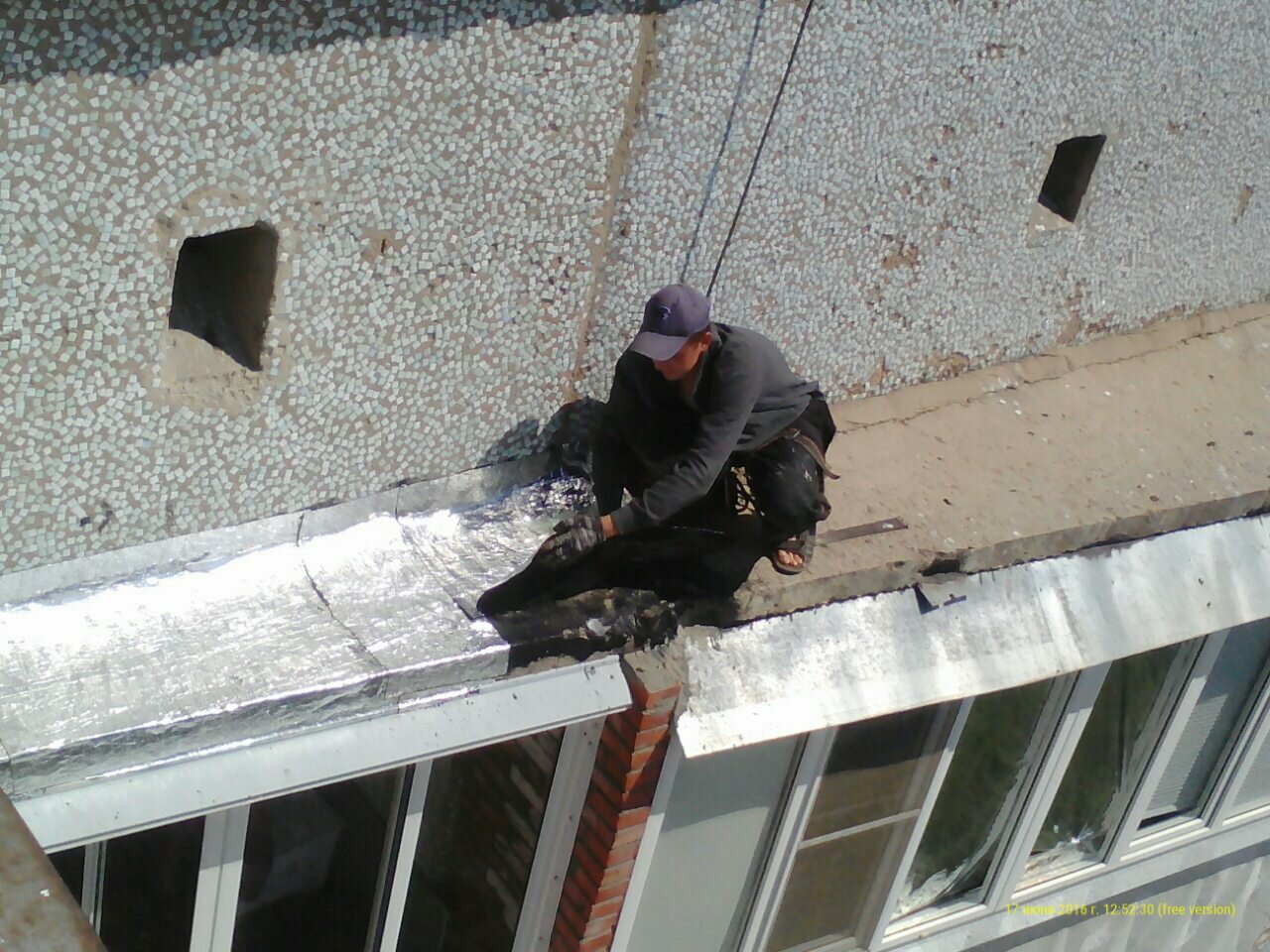 на крыше, крыша балкона, крыша балкона на последнем этаже, с крыши дома, чистка крыш