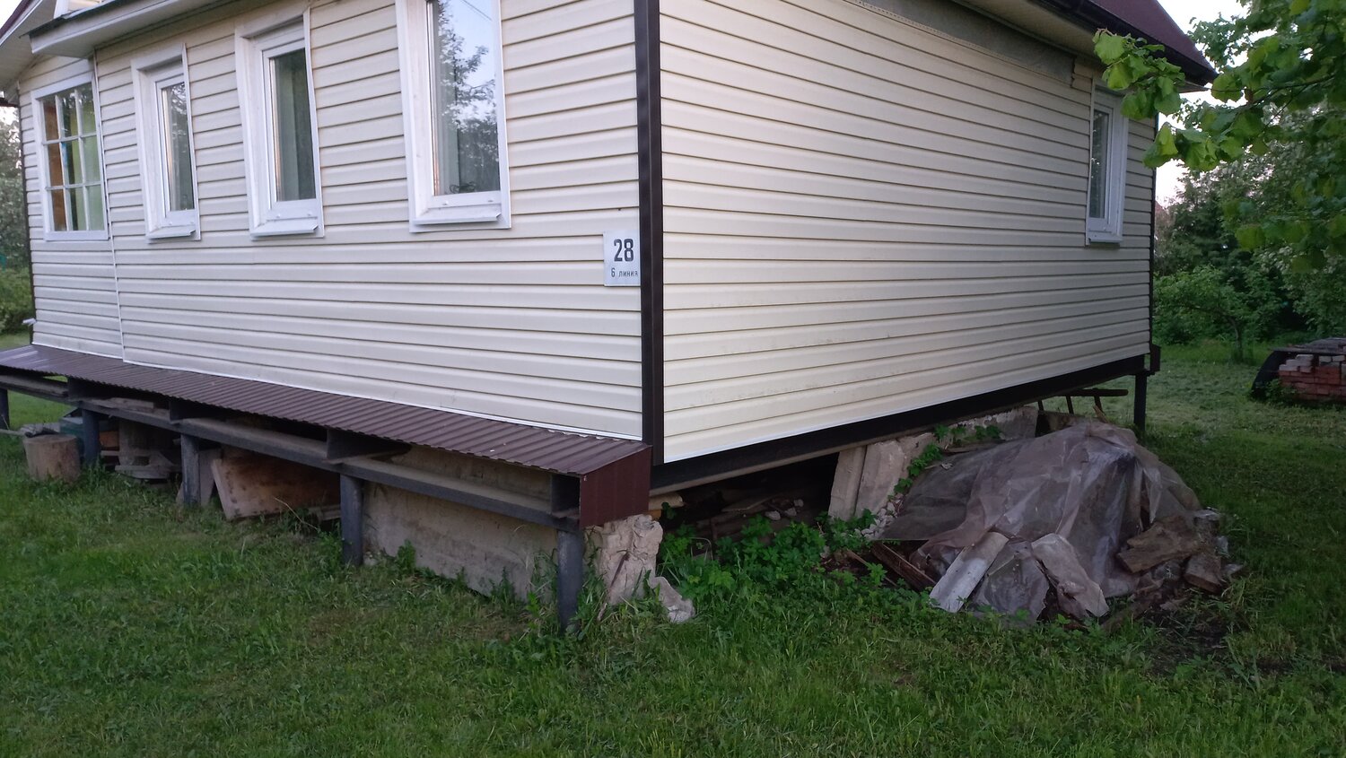 реконструкция фундамента винтовыми сваями, подъем дома на винтовые сваи, отделка фундамента на сваях, винтовые сваи под старый дом, цоколь дома на винтовых сваях