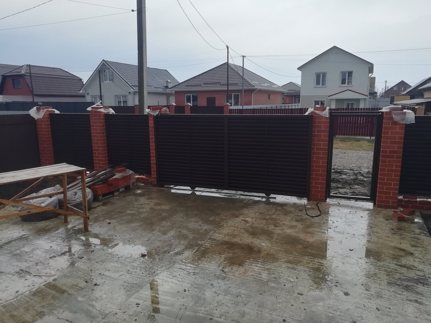 забор из профнастила с кирпичными столбами, забор с кирпичными столбами, забор из профнастила и кирпича, забор профлист, ворота забор