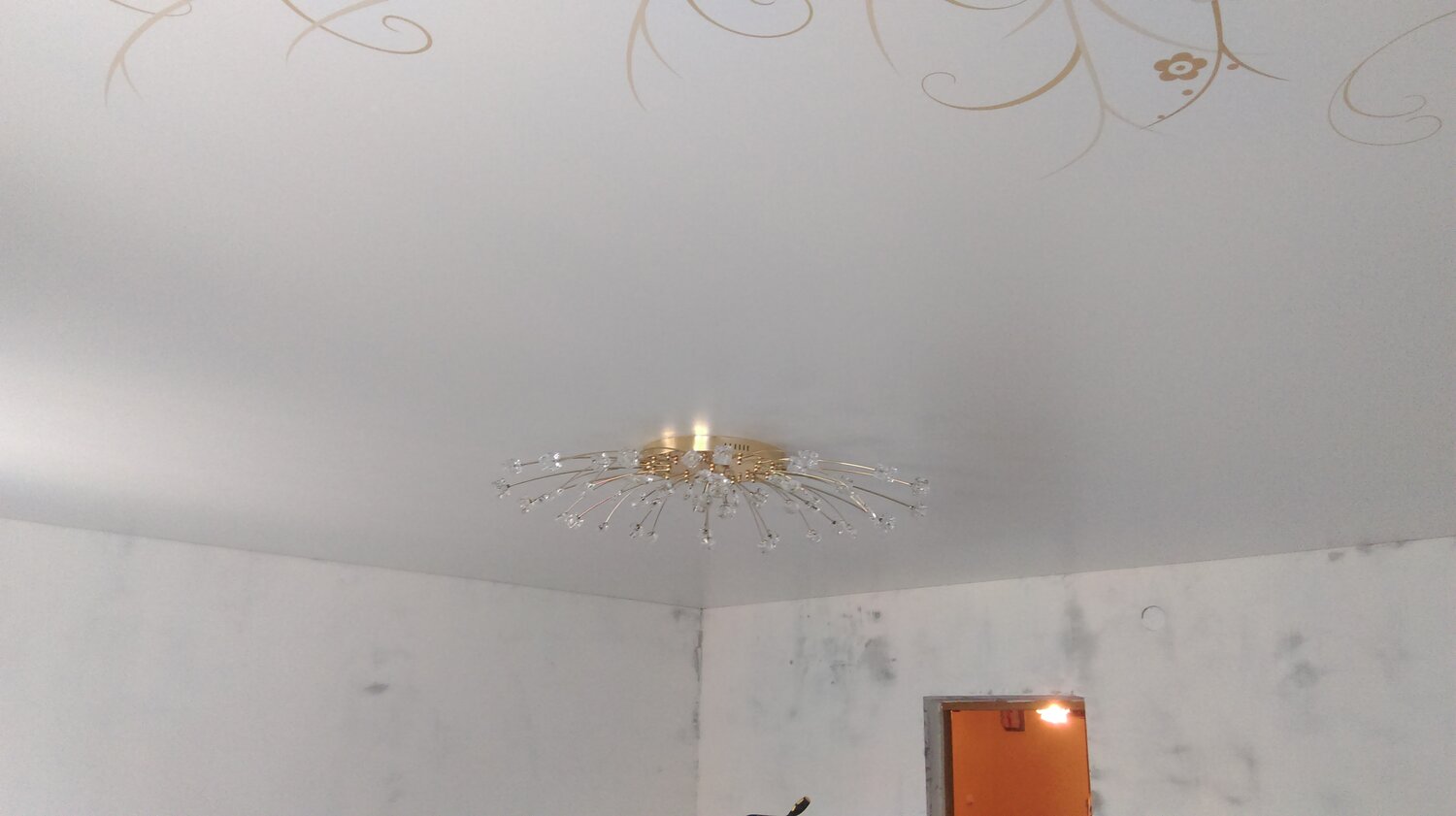 натяжные потолки матовые классика, сатиновый натяжной потолок, потолок, матовый натяжной потолок м110, потолок с люстрой