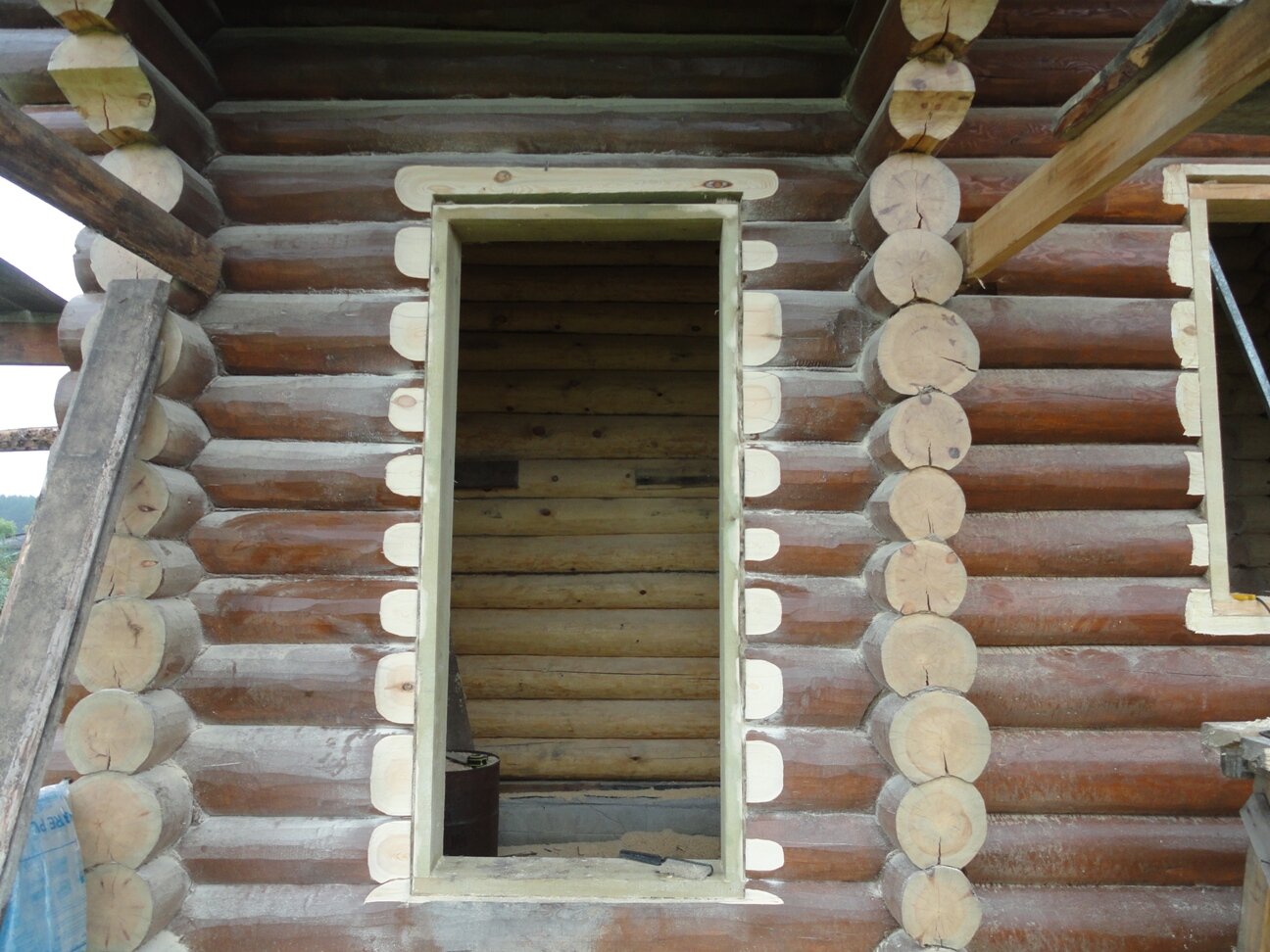 Окосячка в доме из бруса под пластиковые окна в луге - 92 фото