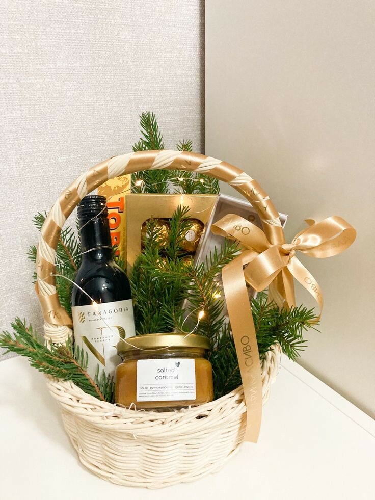 новогодняя подарочная корзина, новогодние корзины, новогодние корзины с вином, корзинки для подарков, подарочные корзины на новый год