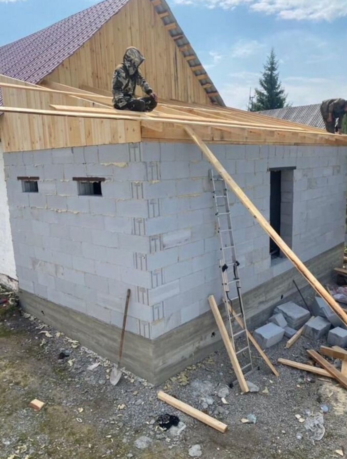 гараж из газобетона, односкатная крыша для гаража из газобетона, постройка гаража из пеноблоков, гараж из пеноблока, односкатная крыша для дома из газобетона
