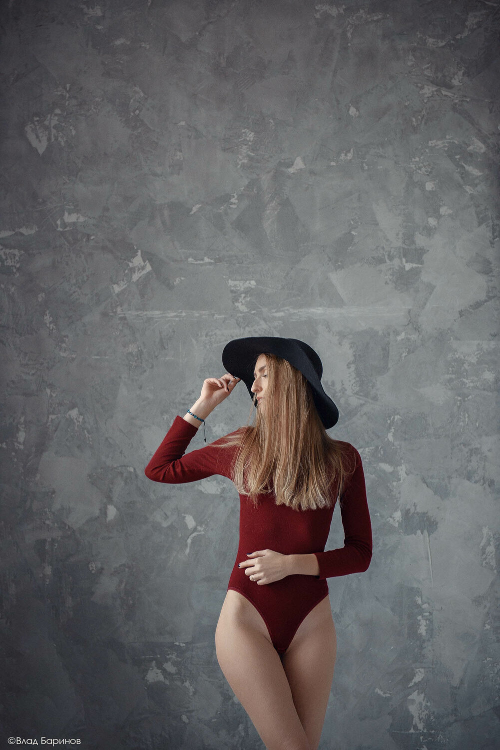 Yalangoch qaynonamni tomosha qilayotgan yashirin kameraning YouTube videosi