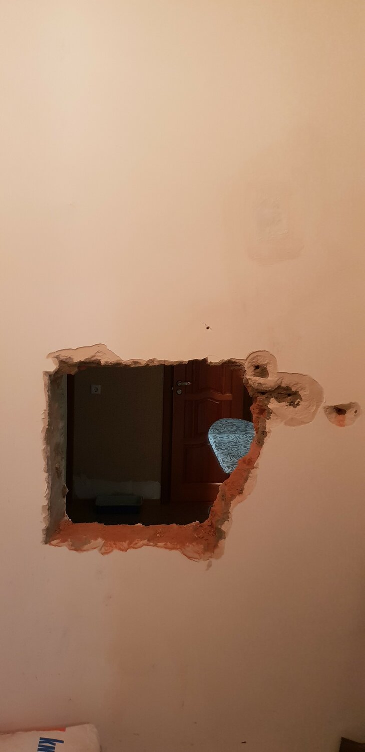 квадратная дыра в стене, дыра в стене, стен, большая дыра в стене, зацементировать дыру в потолке