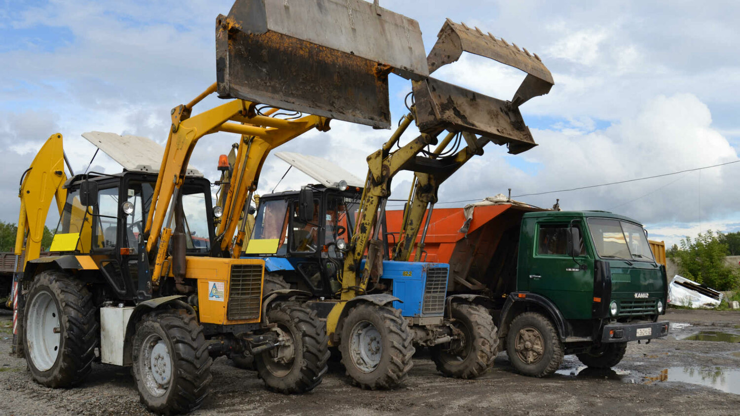 Услуги грунторезов в Малом Судислово: 20 владельцев экскаватора / погрузчика с о