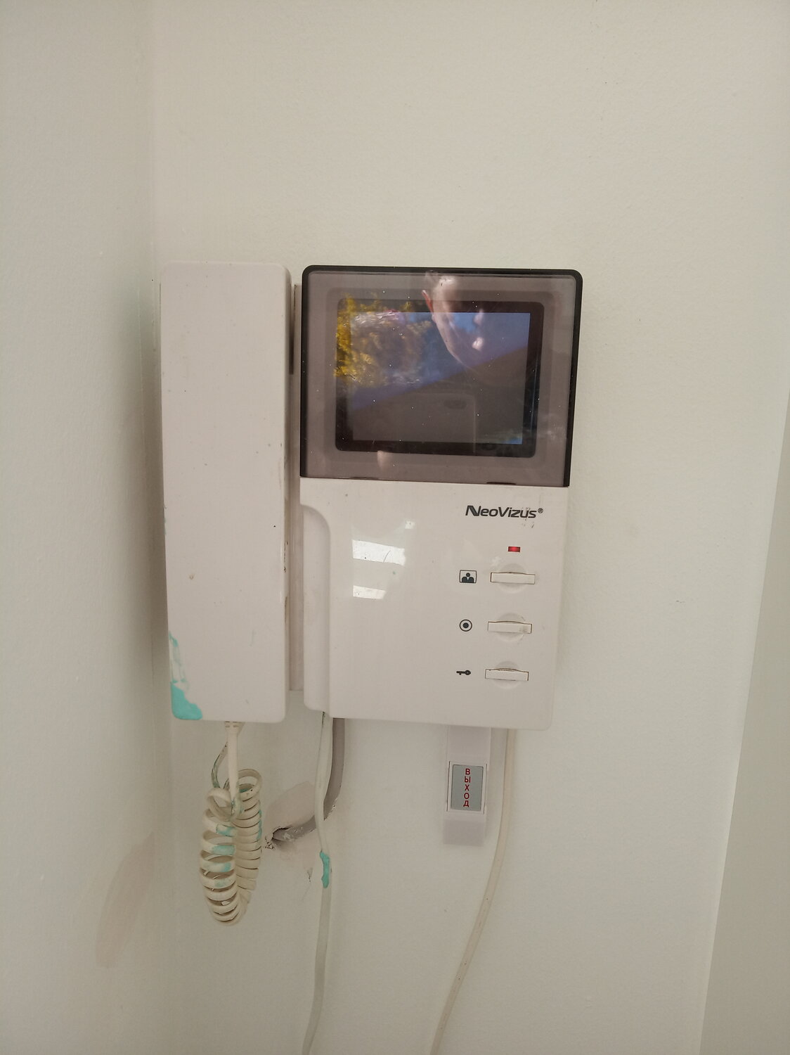 установленный видеодомофон, commax видеодомофон 4hp2, старый домофон в квартире, домофон, видеодомофон для квартиры