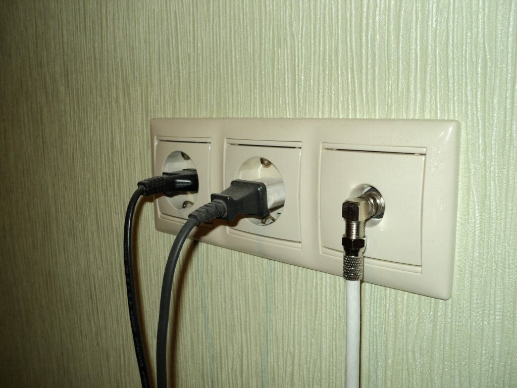 розетка для проводов, розетка в стене, розетка телевизионная, розетки в квартире, розетка под интернет кабель