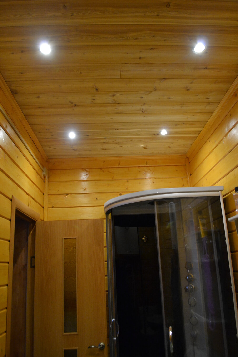 вагонка штиль в бане, вагонка штиль сосна отделка, имитация бруса в парилке, вагонка штиль вертикальный монтаж, светильники на вагонку