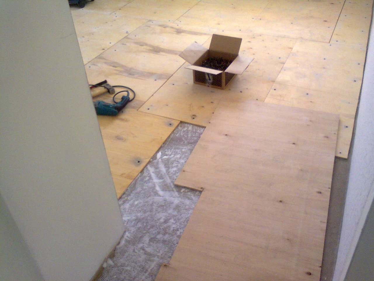 Монтаж теплого пола инфракрасного под ламинат на фанеру - 84 фото