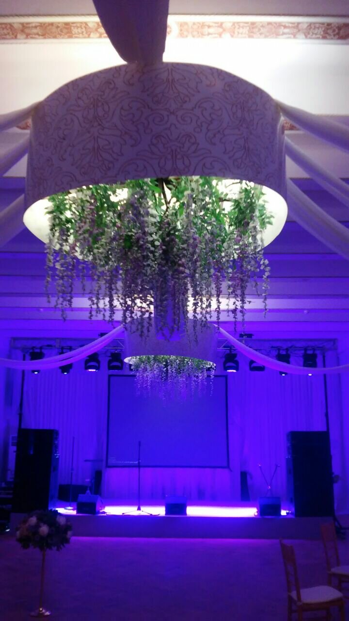 люстра из цветов, люстра медуза, wedding decor глициния, люстра в шатре, украшение