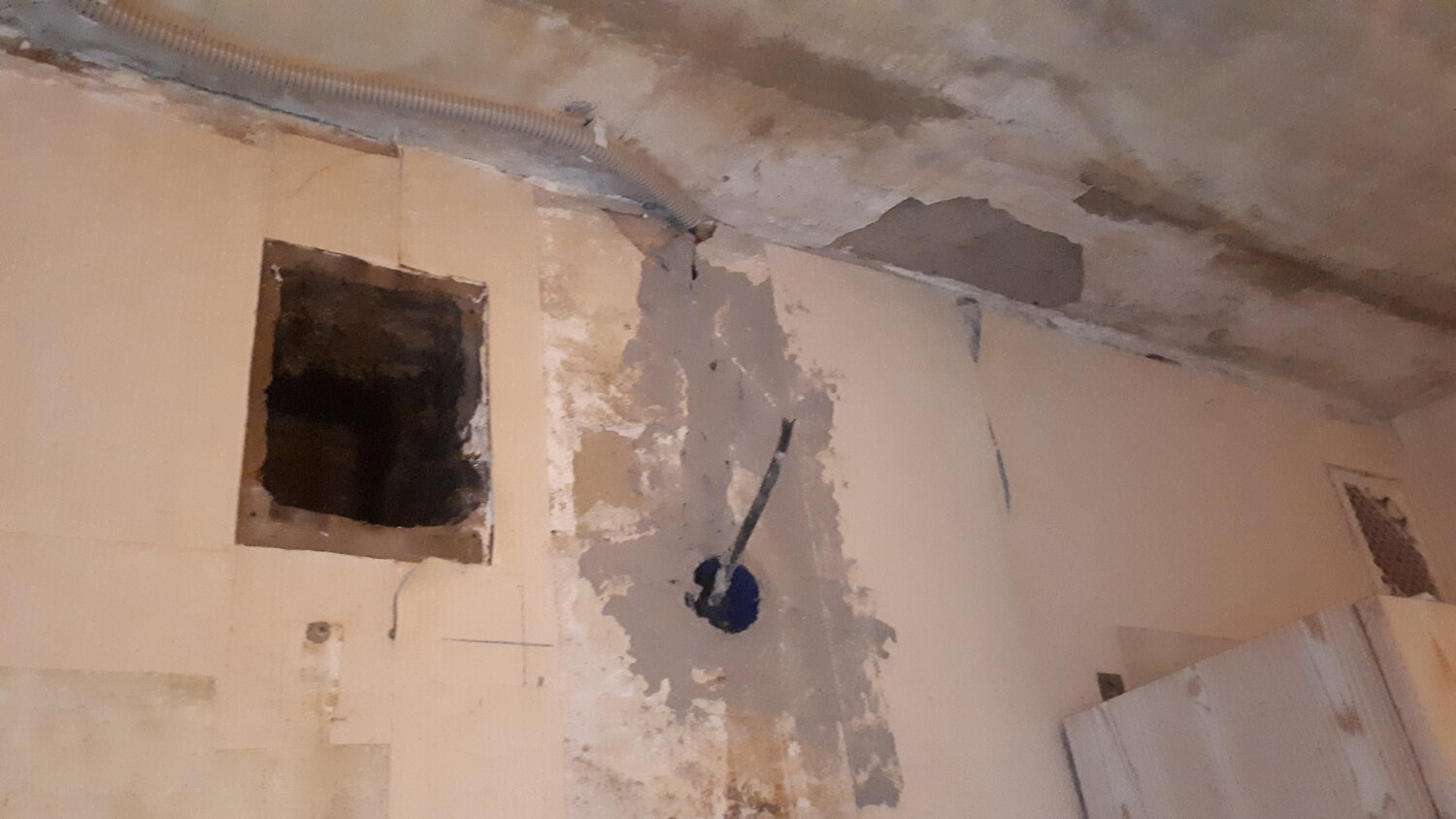 штробление стен под проводку в панельном доме п-49 д, перенос вентиляционного отверстия, вентиляционное отверстие в старой квартире, проводка по стене а распаечные коробки на потолке, электропроводка в сталинке