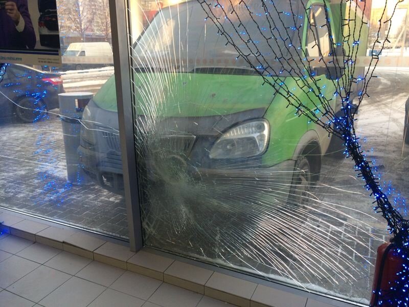стекло, разбитое лобовое стекло, авто, автомобиль, разбитое стекло на остановке