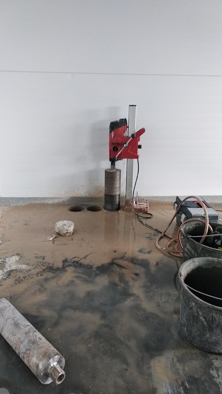 Пробивка сквозных отверстий в кирпичных стенах отбойным молотком - 94 фото