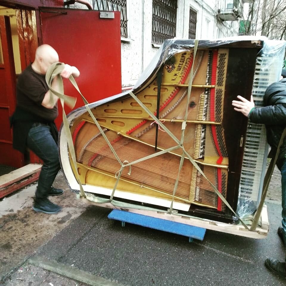 перевозка рояля, пианино, затаскивают пианино, перевозка пианино, такелаж пианино