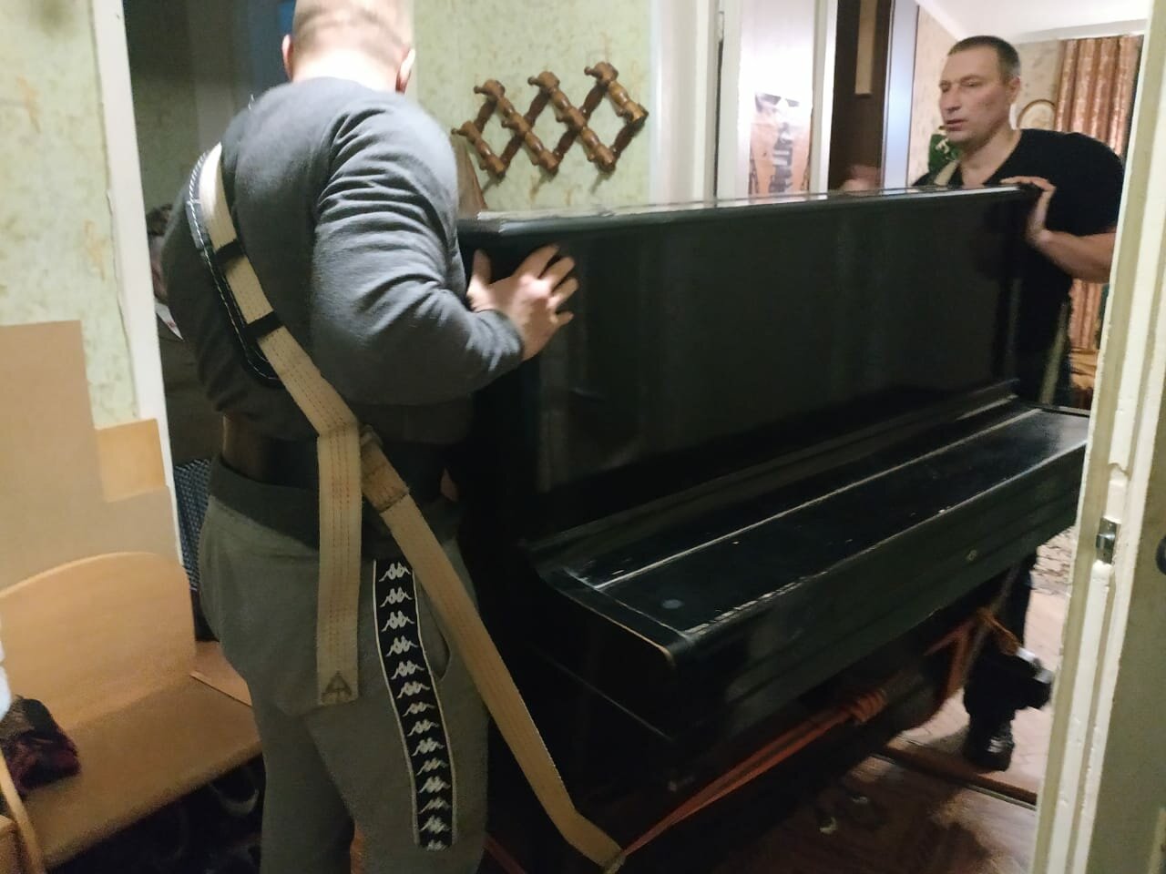 пианино, затаскивают пианино, переноска пианино, вынос пианино, фортепиано