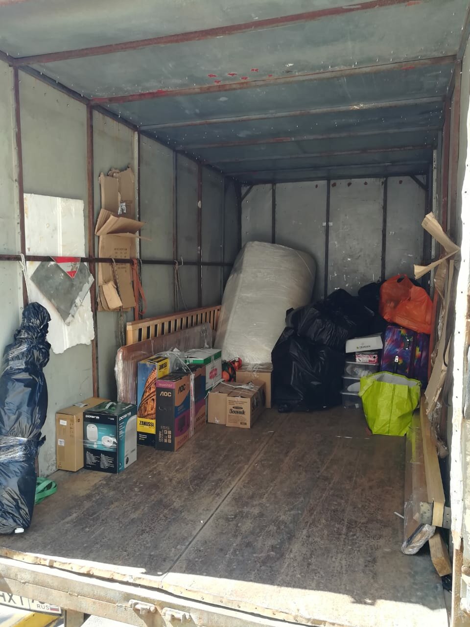 в гараже, гараж 18 м2, металлический гараж а в гараже отдельная комната, двухуровневый гараж, гараж 18 м2 железный