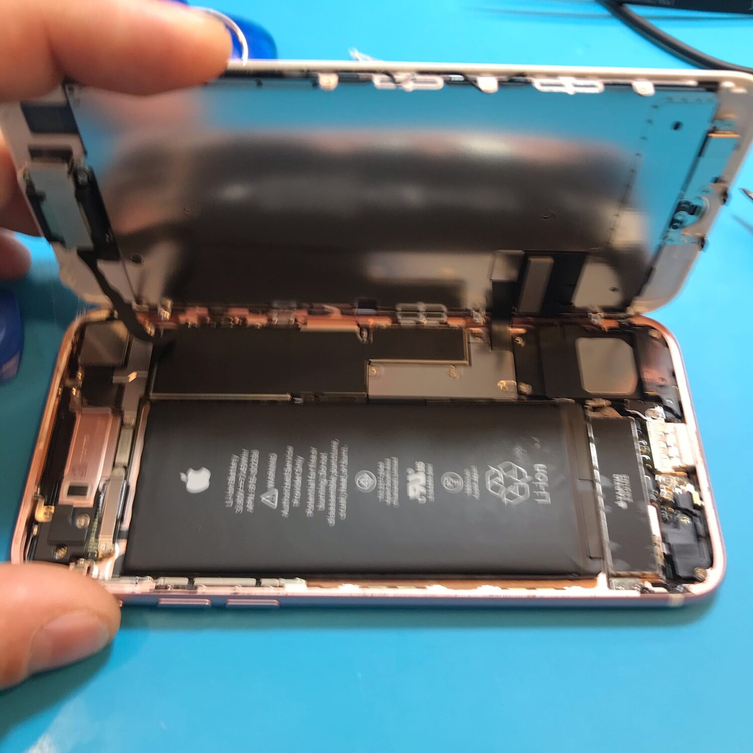 iphone 7 внутри, iphone 7 plus разбор акб, iphone 7, вскрытый айфон, iphone