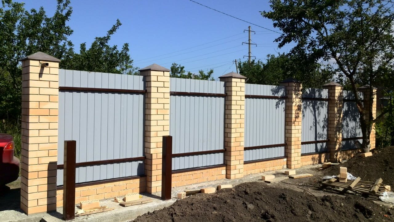 забор из профнастила с кирпичными столбами, забор с кирпичными столбами древесный профиль, забор из профлиста с кирпичными столбами, забор с кирпичными столбами, забор с кирпичными столбами и профнастилом под дерево