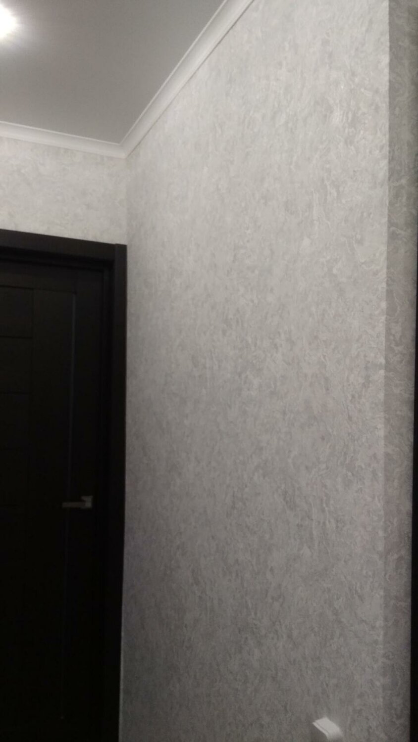 декоративная штукатурка в прихожей, декоративная штукатурка для прихожей и коридора, штукатурка в коридоре, decorazza seta argento st 001 декор штукатурка, стены в коридоре с декоративной серой матовой штукатуркой