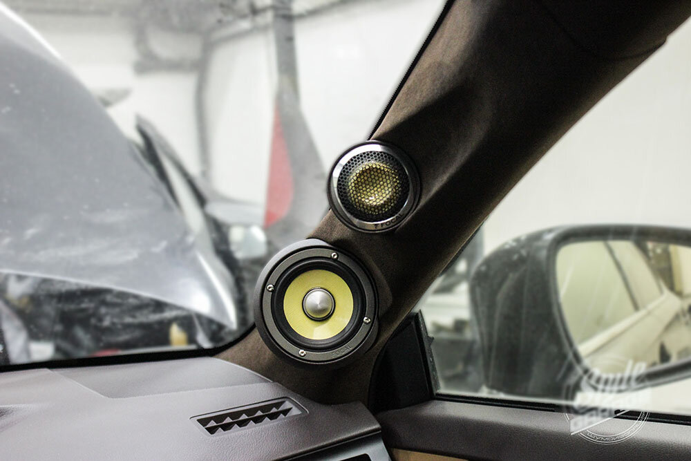 focal твитеры в стойках, трехполосная акустика в авто в стойку, трехполосная автоакустика стойки, перетяжка стоек с динамиками volkswagen, подиумы под вч,сч октавия а7