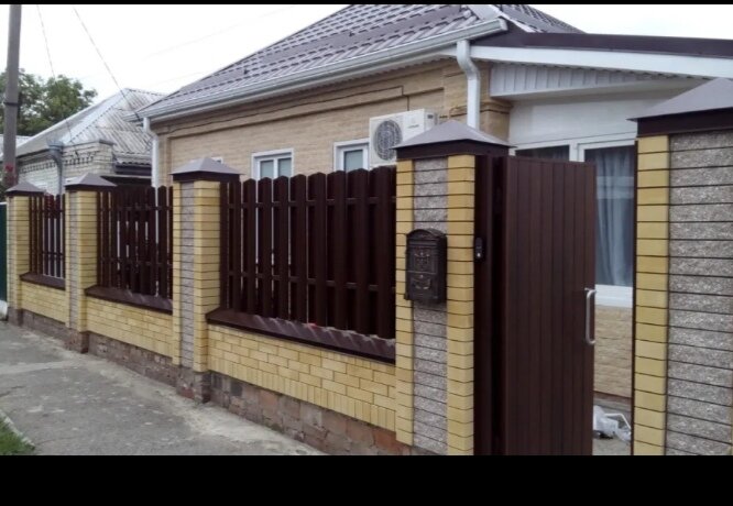 забор с кирпичными столбами профлист 8017, забор кирпичные столбы и евроштакетник, забор с кирпичными столбами из кирпича черепашка и евроштакетником, забор из евроштакетника с кирпичными столбами и кованными воротами, комбинированный кирпичный столб для забора