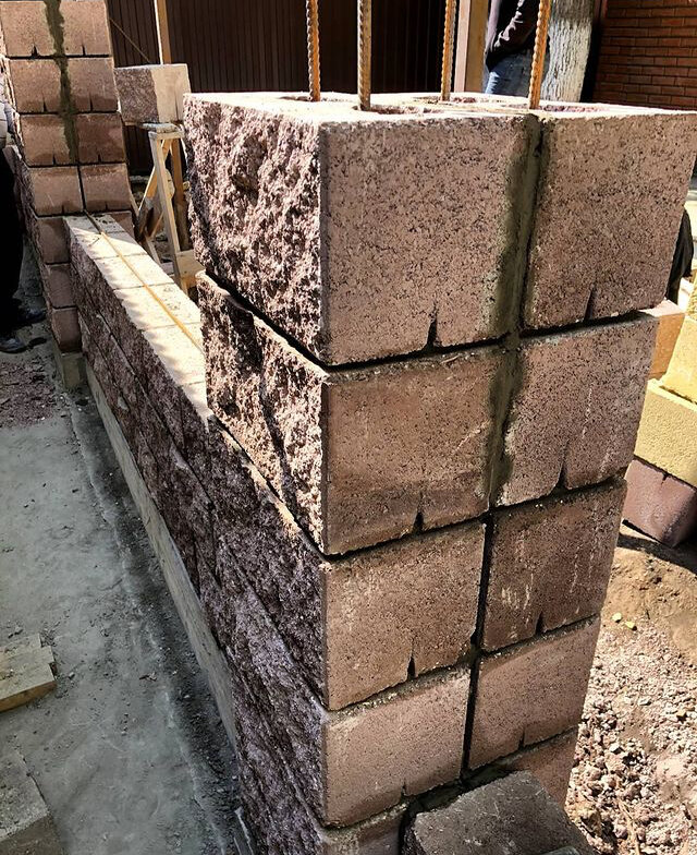 Строительство забора из бетонных блоков