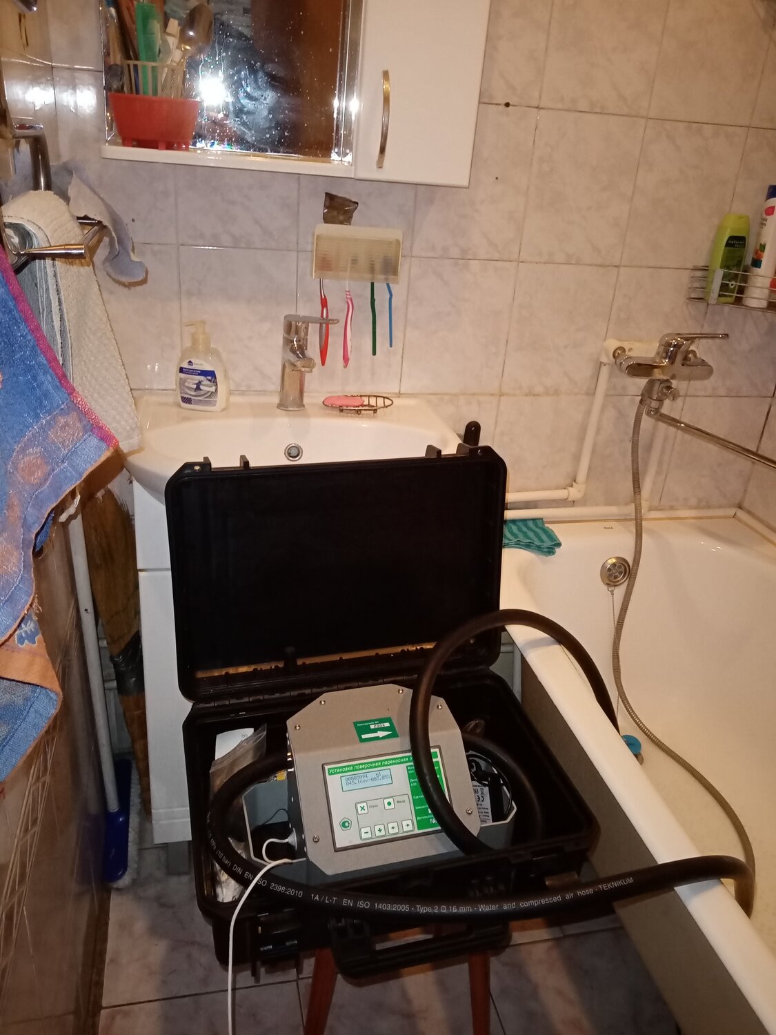 прибор для поверки счетчиков воды, аппарат для поверки счетчиков воды, квартира, прибор для проверки счетчиков воды на дому без снятия, комната